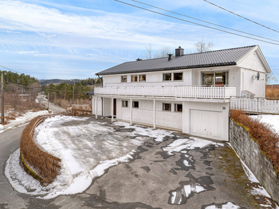 Innholdsrik og romslig enebolig med oppussingsbehov! 2 garasjer | Svært solrik tomt m/hage | Populært boligområde