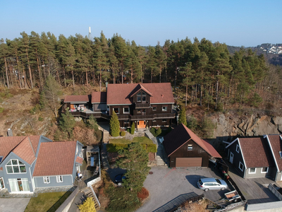 Innholdsrik og romslig enebolig på solrik tomt. Boligen har tilhørende en godkjent hybelleilighet. Dobbeltgarasje.