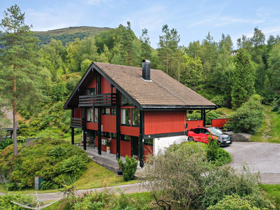 Kjekk enebolig med solrik plassering nær Slåtten Skule - Eiendommen har fine uteplasser og parkeringsplass + carport