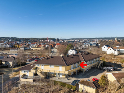 Lys og innbydende 3-roms selveierleilighet - Garasje - Nytt bad - Solrik veranda - Sentral beliggenhet!