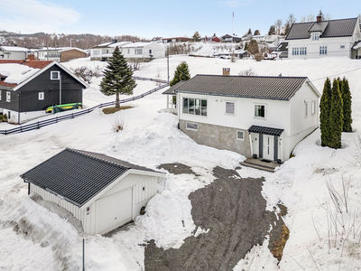 Lys og innbydende bolig! Gangavstand til grunnskole, NTNU, fagskolen. Terrasse, garasje, pen hage og utsyn over Mjøsa.