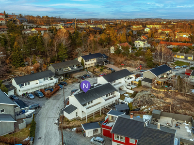 Lys og luftig halvpart av tomannsbolig med 3 soverom, hage, terrasse og fin utsikt. Rolig, populært og solrikt nabolag.