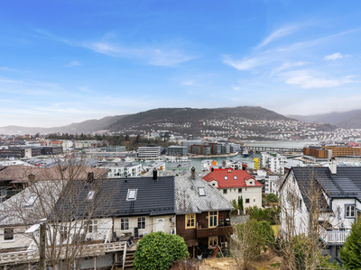 Meget pen toppleilighet over to plan. Fire soverom, to stuer og parkering til en bil. Panoramautsikt og kort vei til BI.