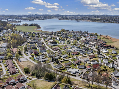 Nedre Råel - Innholdsrik eiendom m/ svært god beliggenhet og mange muligheter. Solrik eiertomt på ca. 1 mål. Oppussing.