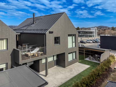 Ny bolig med høy standard, 4 sov, 2 bad - Gode uteplasser/ terrasser - Carport. Kvalifiserer til Grønt Boliglån (lav %)