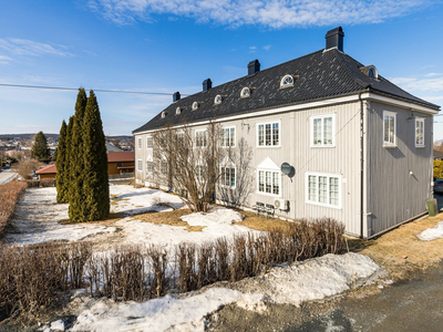 Pen 2-roms selveierleilighet - Gjennomgående planløsning - Peisovn - 3 boder - Felles p-plass - Rolig, men sentralt.