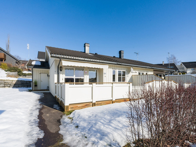 Pen og praktisk bolig på Jessnes med vestvendt og solrik terrasse.