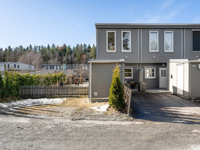 Pent enderekkehus med stor, solrik terrasse og parkering i carport! Barnevennlige omgivelser i nyere boligfelt.