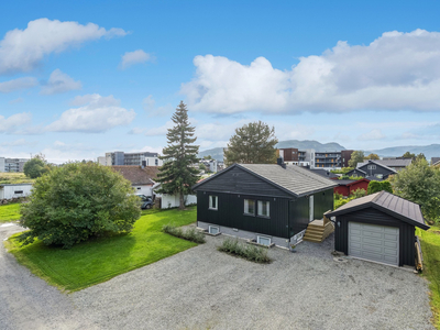 Sentrumsnær, pen enebolig med mulighet for utleie, nydelig hage, terrasse og garasje. Nær alle hverdagsfasiliteter.