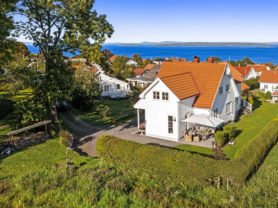 Åsgårdstrand: Stor og tiltalende enebolig beliggende særdeles flott til med nydelig sjøutsikt! Ingen boplikt!