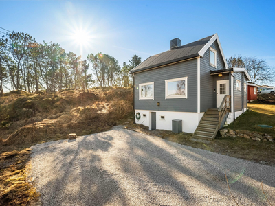 Sjarmerende enebolig med terrasse | Landlig utsikt | Stor utebod | Naturskjønne omgivelser | Nært sjøen og flott natur