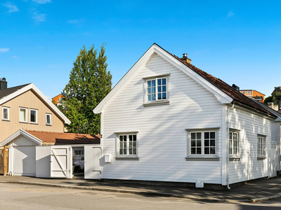 Sjarmerende tidløs perle med røtter som går tilbake til ca 1888 - Pent steinlagt platting - Rusleavstand til sentrum