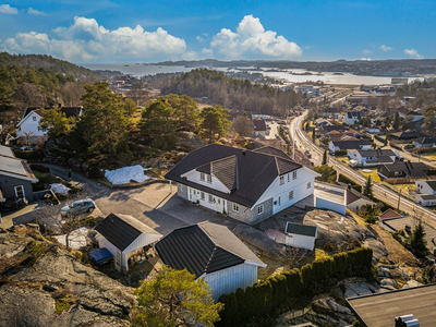 Sjelden mulighet! Innholdsrik og velholdt ene/generasjonsbolig med fantastisk utsikt og flotte solforhold, usjenert tomt