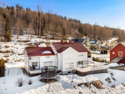 Småbruk med stor tomt - Innholdsrik bolig med utleiedel - Låve - Familievennlig område!