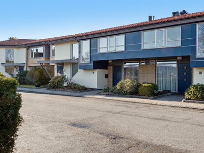 Solrik terrasse leilighet - terrasse på ca. 24 kvm. Fast garasjeplass. Høy og fri beliggenhet. Egen inngang fra gateplan