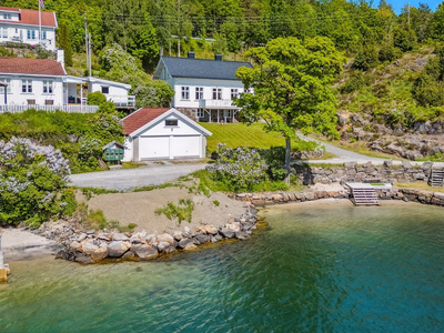 Sørlandsperle med strandlinje og gode solforhold | Brygge og sandstrand | Barnevennlig | Parkering | Ingen Boplikt