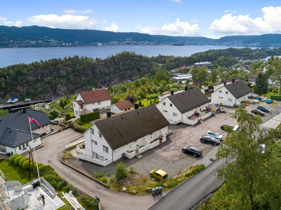 Stor og meget fin leilighet på hele 143 m² BRA-i over to plan. Meget gode sol og utsiktsforhold.