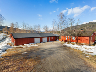 Usjenert beliggende eiendom i Heddal med bolig, uthus og stabbur i landlige omgivelser med pen utsikt