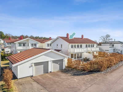 Velholdt vertikaldelt bolig fra 2018 | 3 sov | 2 lekre bad | Solrik terrasse/hage | Garasje m/EL | Barnevennlig område