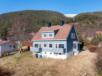 Vertikaldelt 2-manns bustad på stor tomt. Herfrå er det ei fantastisk panoramautsikt mot Sognefjorden og fjella rundt.