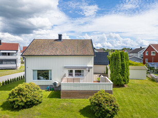 Enebolig med fin hage i en rolig boliggate! Bo barnevennlig på Lundheim