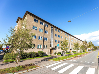 3-roms selveierleilighet med stort potensiale! Oppussingsobjekt | Vestvendtbalkong på 6 m² m/ gode solforhold | Lave fk