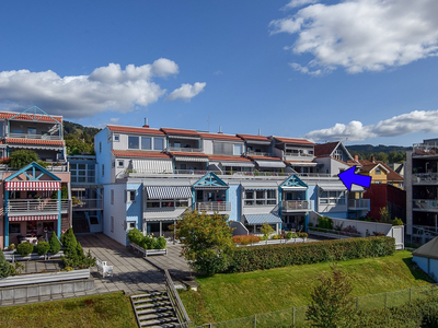 Attraktiv 3-roms selveierleilighet i Park Terrasse, beliggende i 3. etasje med stor terrasse. Felles parkeringskjeller.