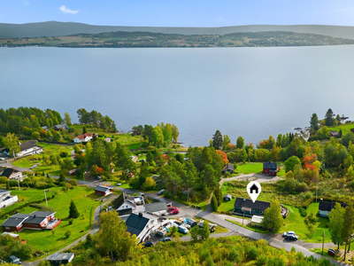 Bo nær fjorden og nyt utsikten fra en 3 mål stor tomt med gode solforhold. Enebolig med to stuer, tre soverom og kontor.