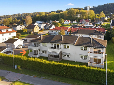 En lettstelt og lys 3-roms leilighet i 1. etg med garasje og solrik vestvendt terrasse. Flotte turområder i nærmiljøet