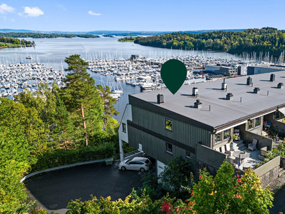 Enderekkehus innerst i blindvei med fantastisk utsikt. Fine og solrike uteplasser. 3 soverom. Nært buss og fjorden