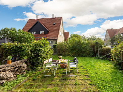 Enderekkehus med idyllisk og barnevennlig beliggenhet. Moderniseringsbehov. Solrik og frodig hage. Biloppstillingsplass.