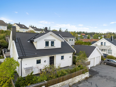 Enebolig i barnevennlig område - U.bar nærhet til skole - God standard - 4 sov - 2 bad - Terrasse på 100 kvm - Garasje