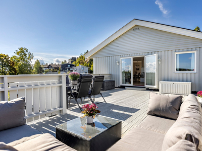 Enebolig med hybel. Flott utsikt fra stor terrasse. Skjermet beliggenhet. Garasje.