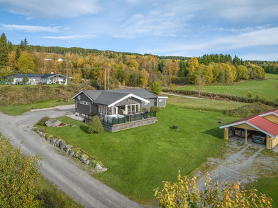 Enebolig med landlig og barnevennlig beliggenhet. Fine uteplasser - Dobbelgarasje - Steinlagt gårdsplass.