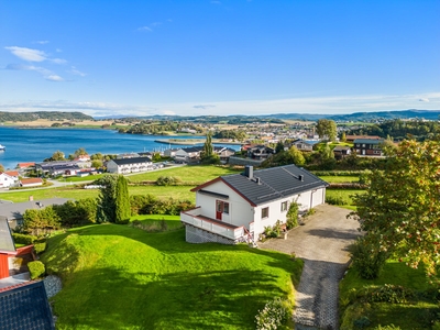 Enebolig med romslig, selveid tomt på 2273m². Panoramautsikt og svært gode solforhold. Dobbelgarasje.