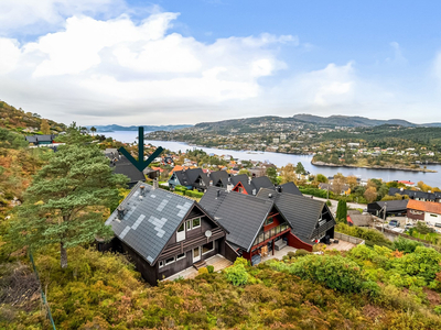 Enebolig med stort potensiale i et barnevennlig område, m/stor naturtomt, sjøutsikt og flotte uteområder. Garasjeplass