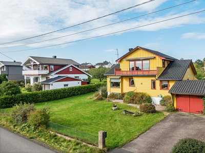 Enebolig på romslig tomt med flott sjønær beliggenhet, med moderniseringsbehov - Garasje - Sjøutsikt !