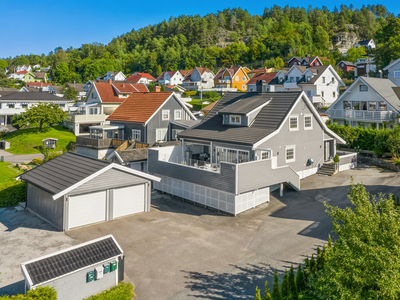 Flott villa i Indre Havn - renovert 2018-2023 - 4 sov - 2 bad + 3-roms utleiedel -solrik hage - terrasse -dobbeltgarasje