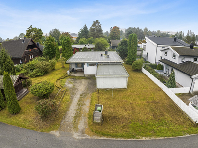 Frittliggende enebolig med alt på en flate og garasje | Terrasse, stor hage og anneks | Barnevennlig og sentralt!