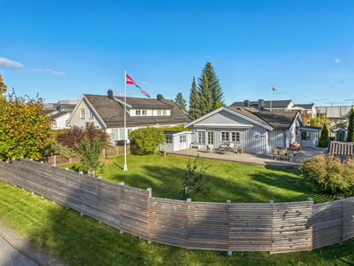 Frittliggende enebolig med alt på ett plan, garasje, flott hage og stor terrasse - meget sentralt og barnevennlig!