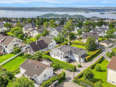 Generasjonsbolig med attraktiv beliggenhet på Bekkelagshøgda- Solrik hage - dobbelgarasje - Barnevennlig i blindvei