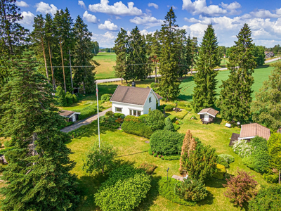 Idyllisk eiendom m/stor hage, park og tomt, tot. 4060 kvm - Hovedbolig med tilbygg - 3 håndlaftede tømmerhus - Garasje