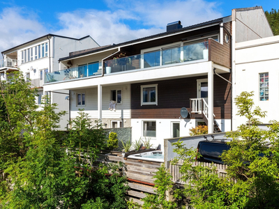 Innholdsrik bolig med smakfull standard, to hybler, panoramautsikt mot syd, solrik terrasse og garasje.