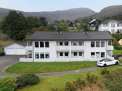 Innholdsrik leilighet med god plass. 3 soverom. Veranda mot vest og terrasse mot sør. Fin utsikt. Loftsrom. Garasje.