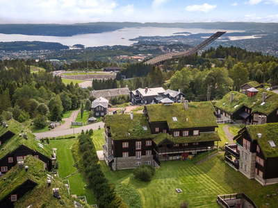 Innholdsrik og lekker leilighet - 150 m². 2 garasjeplasser. El-lader. Heis. 20 m² terrasse. Fantastisk utsikt.