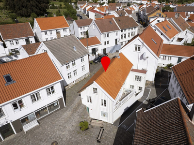 Koselig eldre bolig med næringslokale i 1. etg. og leilighet i 2. etg.