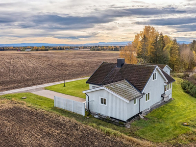 Landlig beliggende bolig på stor tomt, mye sol, panorama utsikt. Dobbelgarasje.