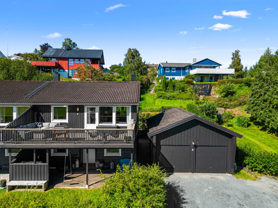 Lekkert enderekkehus over 2 plan. Garasje og godt med lagring. Skjermet og solrike uteplasser.