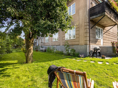 Lys og nydelig bolig over to etasjer. Innholdsrik planløsning og god standard. Direkte utgang til solrik og frodig hage.