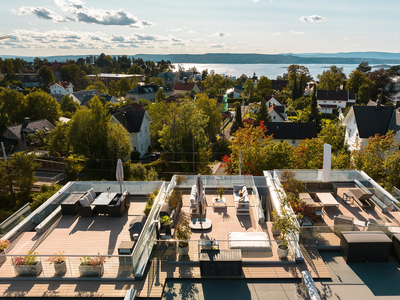 NORDSTRAND/SÆTER: Moderne rekkehus fra 2018 med påkostet innredning. Takterrasse og idyllisk hage. Fjordutsikt. Garasje.